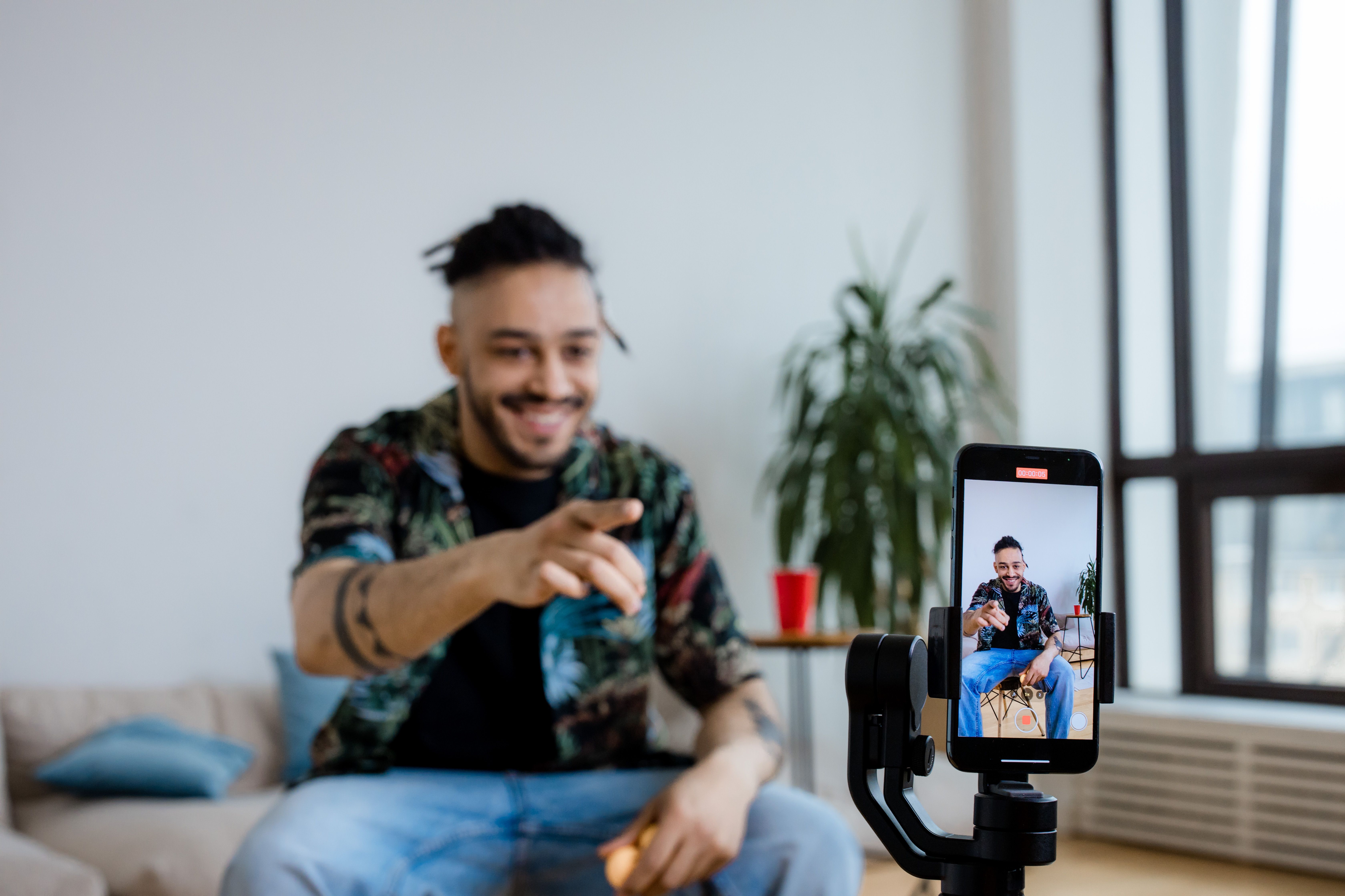 Un créateur s’adresse à la caméra de son téléphone