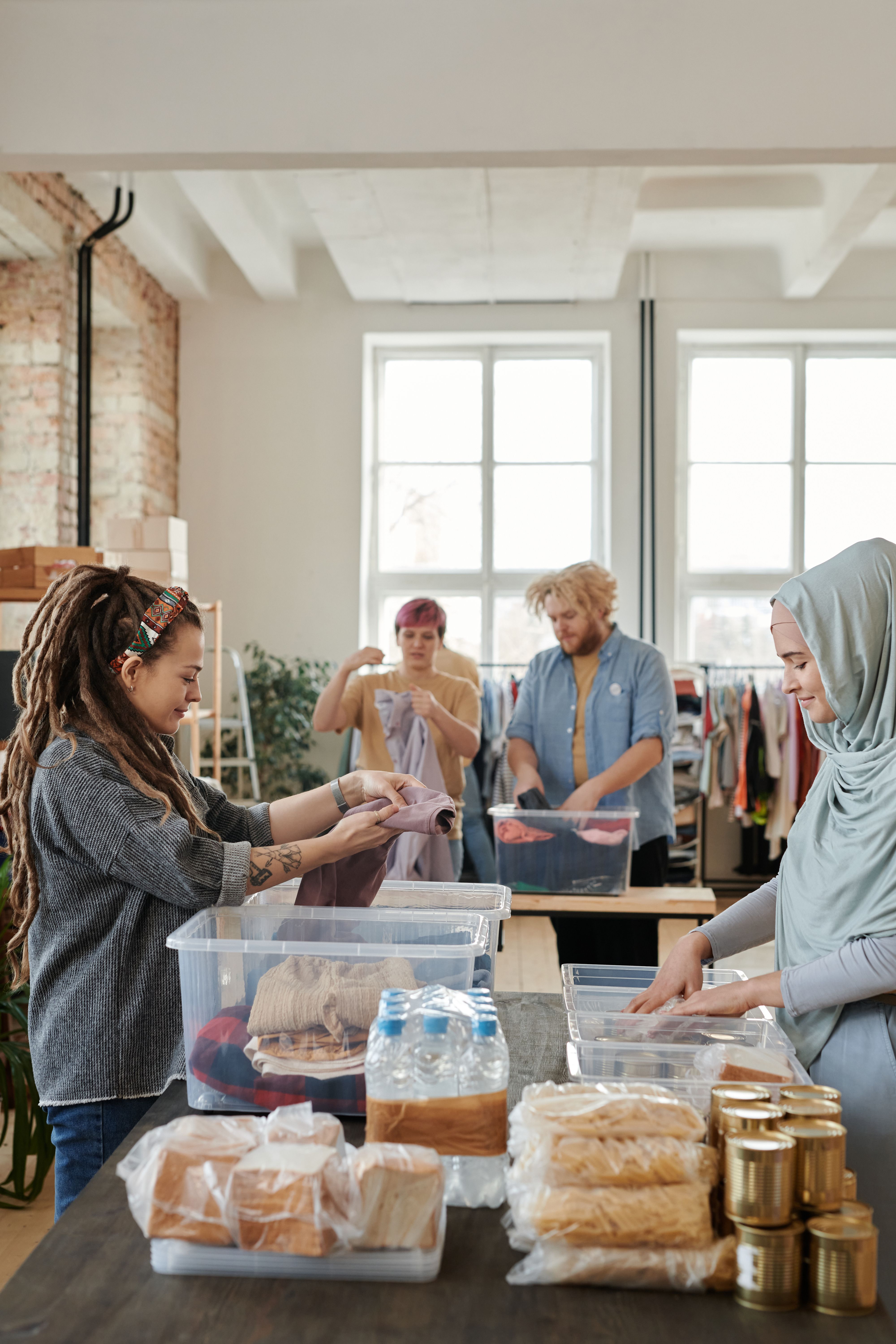 Des bénévoles préparent des vêtements et des provisions
