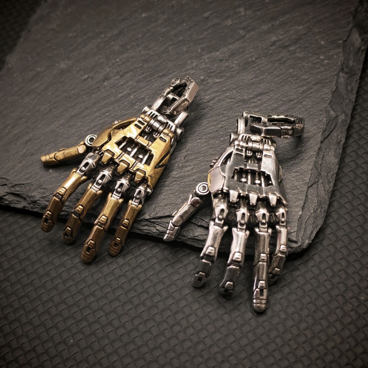 Deux mains robotiques métalliques posées côte à côte